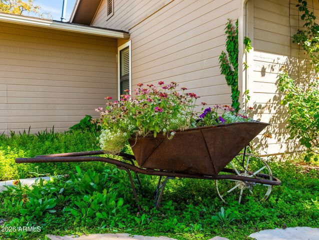 17827 S Tawny Lane, Peeples Valley, AZ 86332