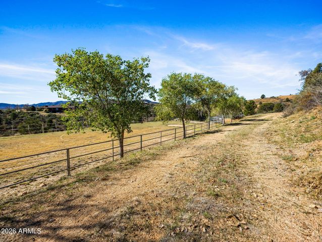 17827 S Tawny Lane, Peeples Valley, AZ 86332