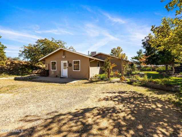 17827 S Tawny Lane, Peeples Valley, AZ 86332