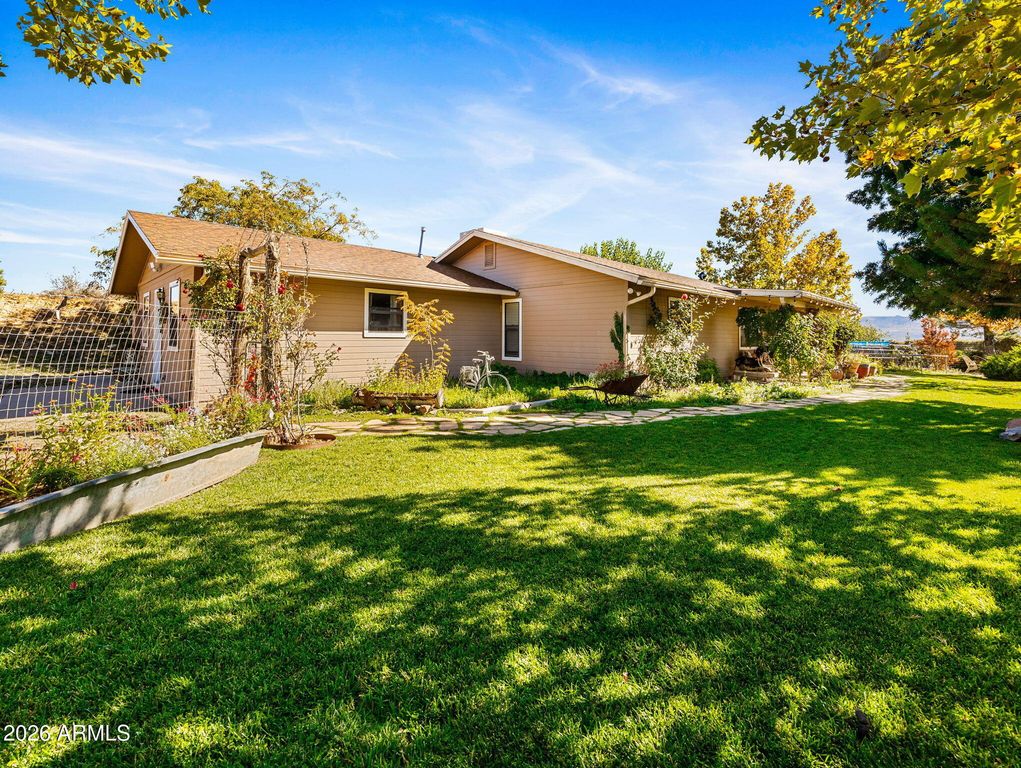 17827 S Tawny Lane, Peeples Valley, AZ 86332