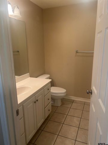 8315 Garrett Dr, Tyler, TX 75703