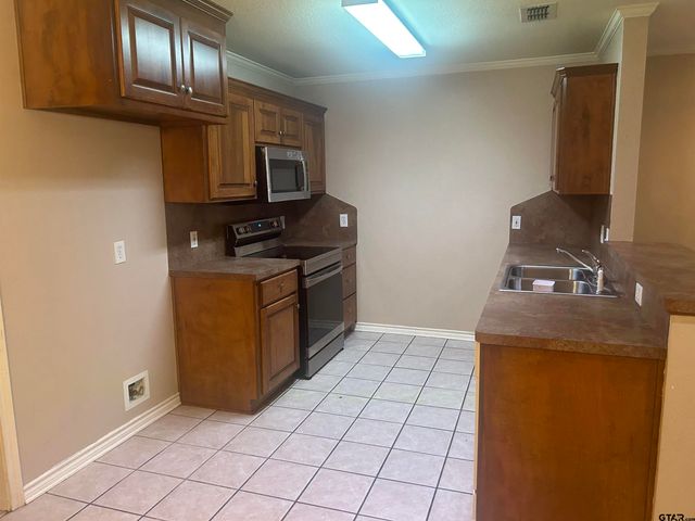 8315 Garrett Dr, Tyler, TX 75703