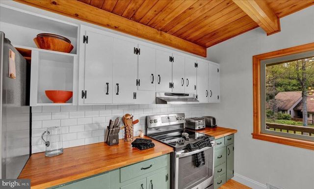 72 FOREST DR, Lake Harmony, PA 18624