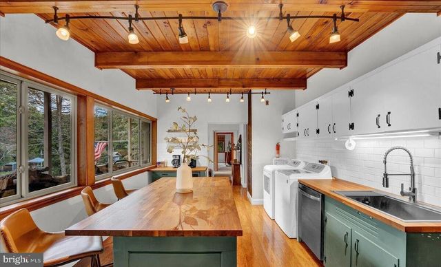 72 FOREST DR, Lake Harmony, PA 18624