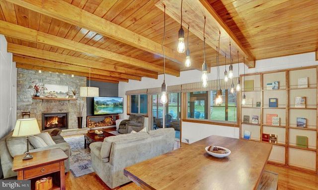 72 FOREST DR, Lake Harmony, PA 18624