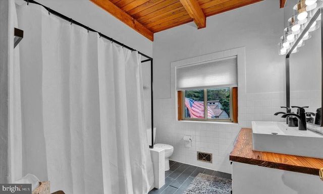 72 FOREST DR, Lake Harmony, PA 18624