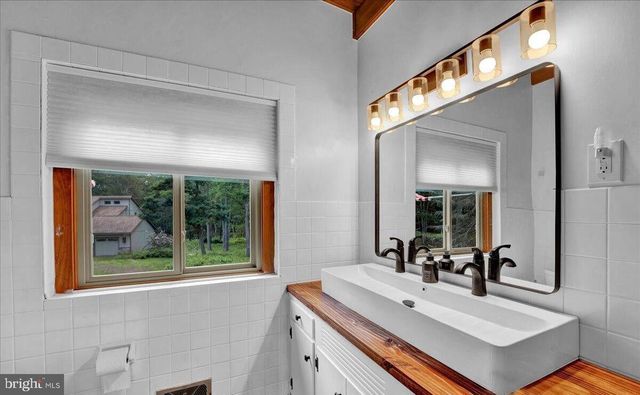 72 FOREST DR, Lake Harmony, PA 18624