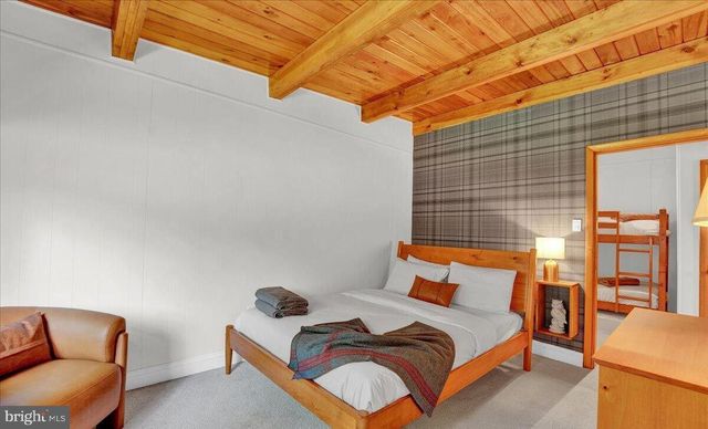 72 FOREST DR, Lake Harmony, PA 18624