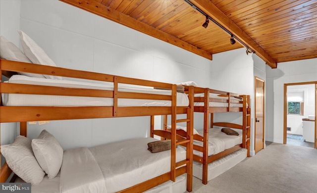 72 FOREST DR, Lake Harmony, PA 18624