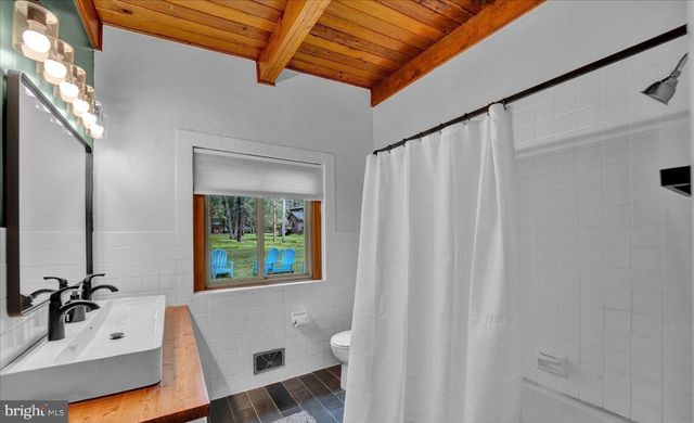 72 FOREST DR, Lake Harmony, PA 18624