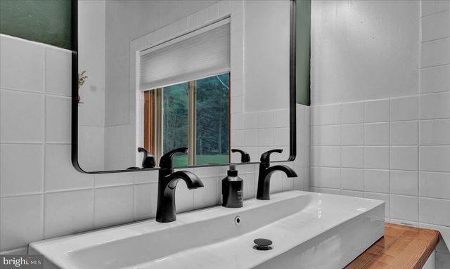 72 FOREST DR, Lake Harmony, PA 18624