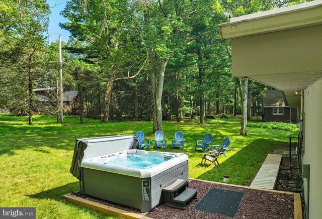 72 FOREST DR, Lake Harmony, PA 18624