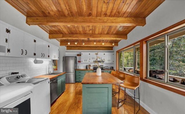 72 FOREST DR, Lake Harmony, PA 18624