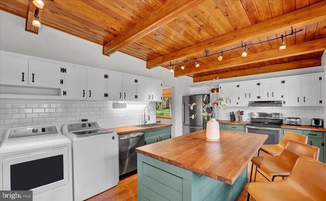 72 FOREST DR, Lake Harmony, PA 18624