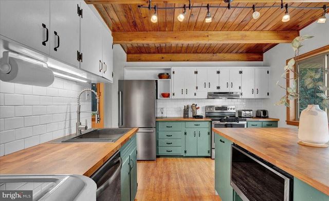 72 FOREST DR, Lake Harmony, PA 18624