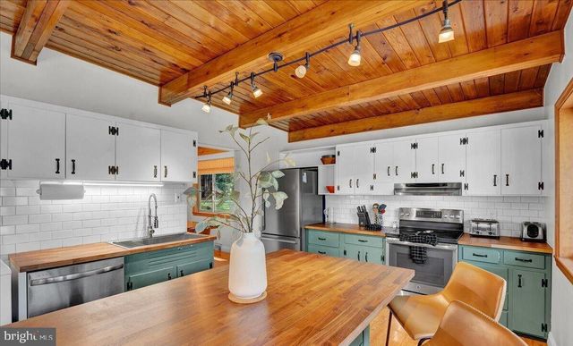 72 FOREST DR, Lake Harmony, PA 18624