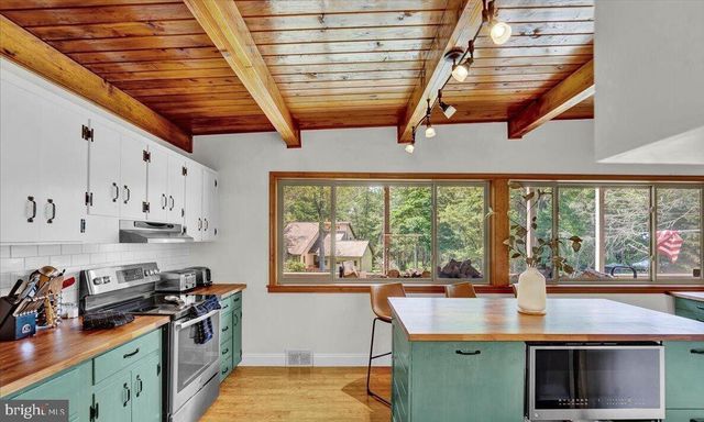 72 FOREST DR, Lake Harmony, PA 18624