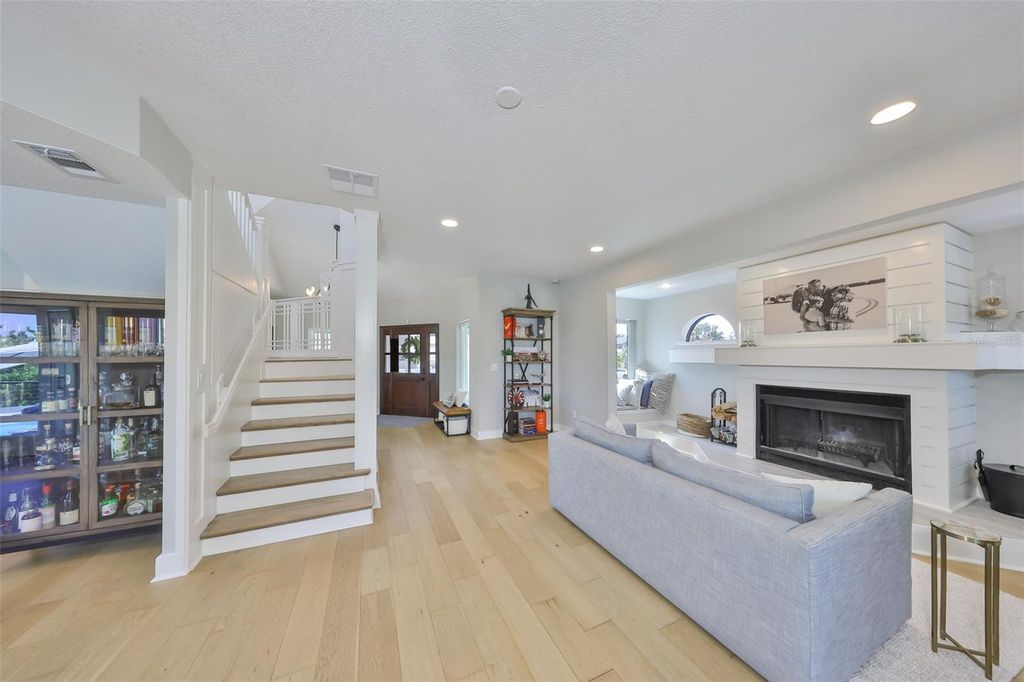 Image 15 of property listing at 945 BUNKER VIEW DRIVE, Apollo Beach, FL 33572