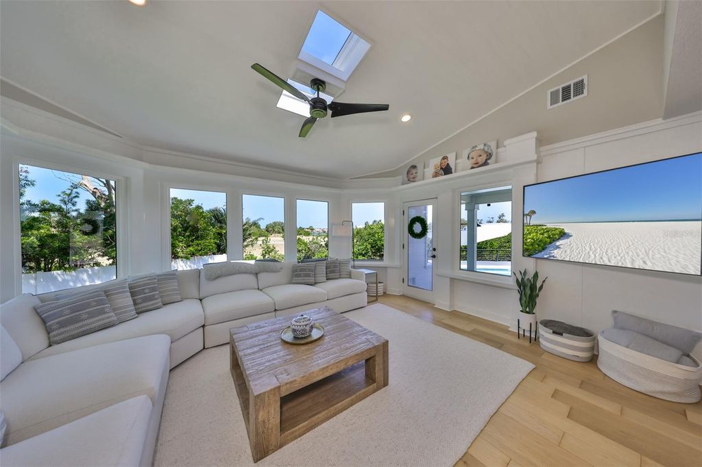 Image 21 of property listing at 945 BUNKER VIEW DRIVE, Apollo Beach, FL 33572