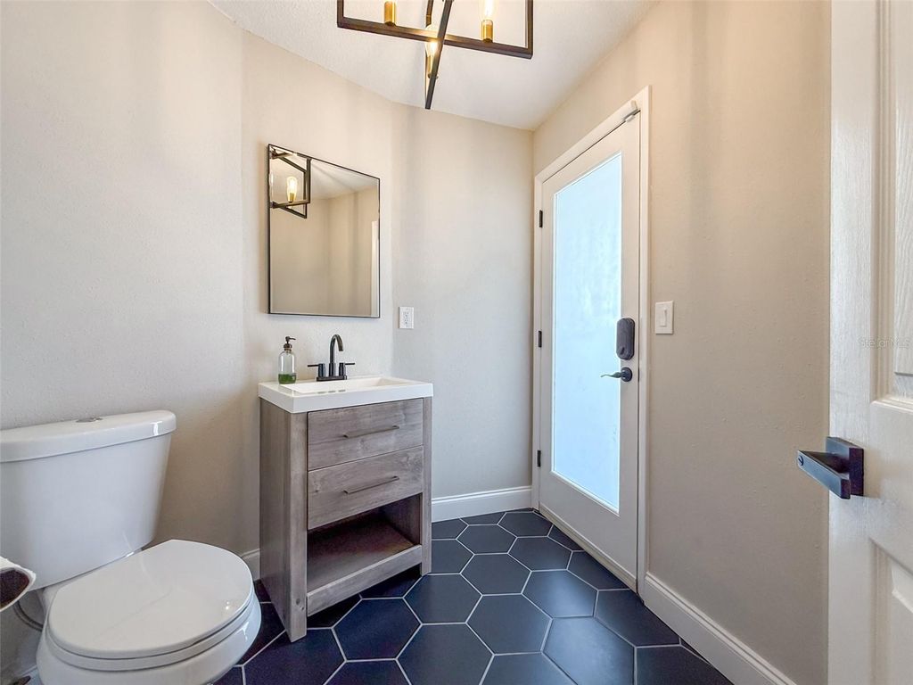 Image 33 of property listing at 945 BUNKER VIEW DRIVE, Apollo Beach, FL 33572