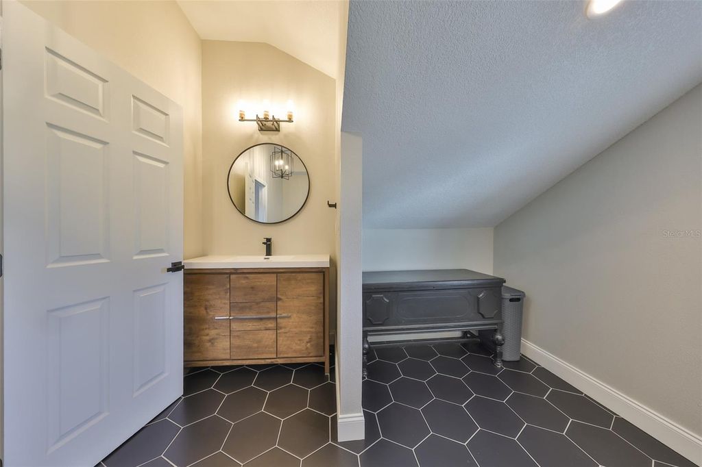 Image 40 of property listing at 945 BUNKER VIEW DRIVE, Apollo Beach, FL 33572