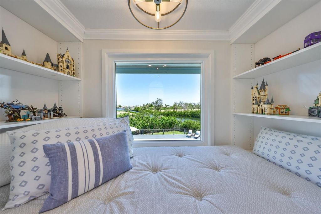 Image 41 of property listing at 945 BUNKER VIEW DRIVE, Apollo Beach, FL 33572