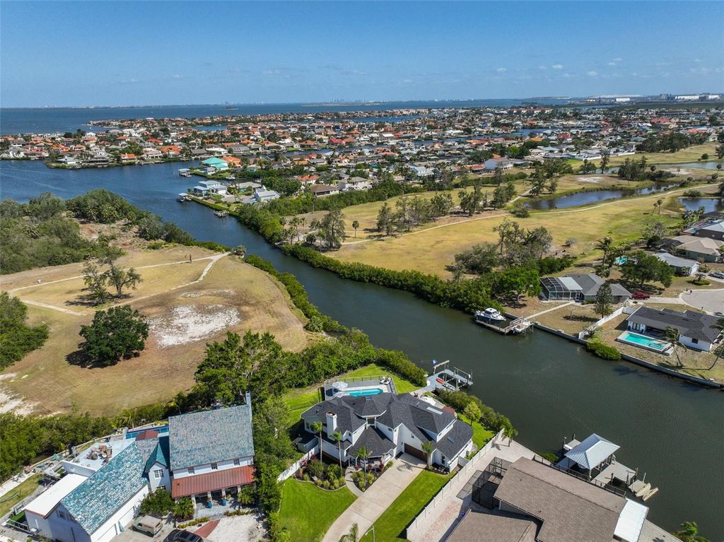 Image 7 of property listing at 945 BUNKER VIEW DRIVE, Apollo Beach, FL 33572