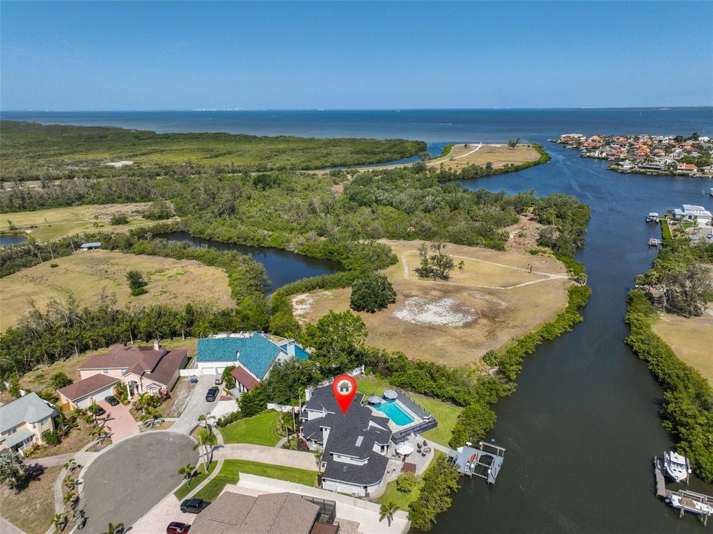 Image 8 of property listing at 945 BUNKER VIEW DRIVE, Apollo Beach, FL 33572