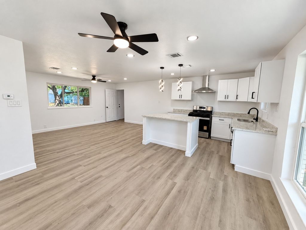708 SW Southridge Drive, Burleson, TX 76028 — photo 2
