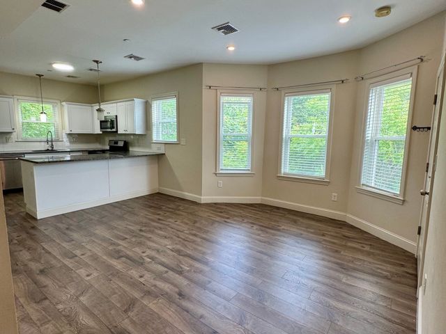 10 Elliott Pl 3R, Peabody, MA 01960