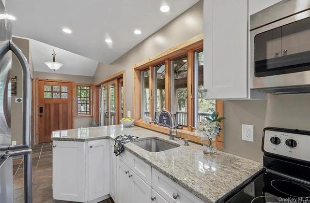 11 Oakdale Road, Putnam Valley, NY 10579