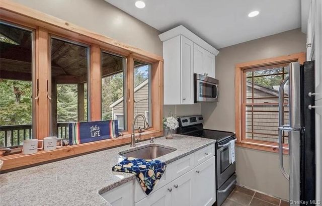 11 Oakdale Road, Putnam Valley, NY 10579