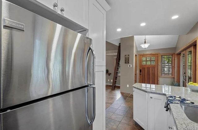 11 Oakdale Road, Putnam Valley, NY 10579