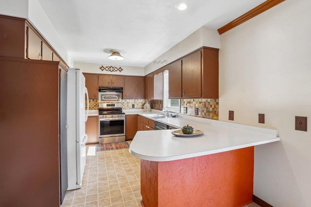 401 Woodview Drive, Sun Prairie, WI 53590