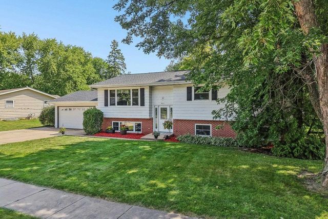 401 Woodview Drive, Sun Prairie, WI 53590