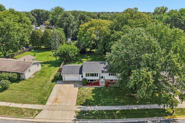 401 Woodview Drive, Sun Prairie, WI 53590