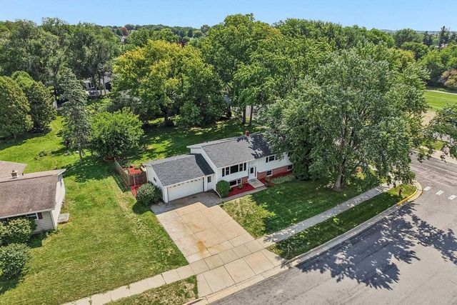 401 Woodview Drive, Sun Prairie, WI 53590