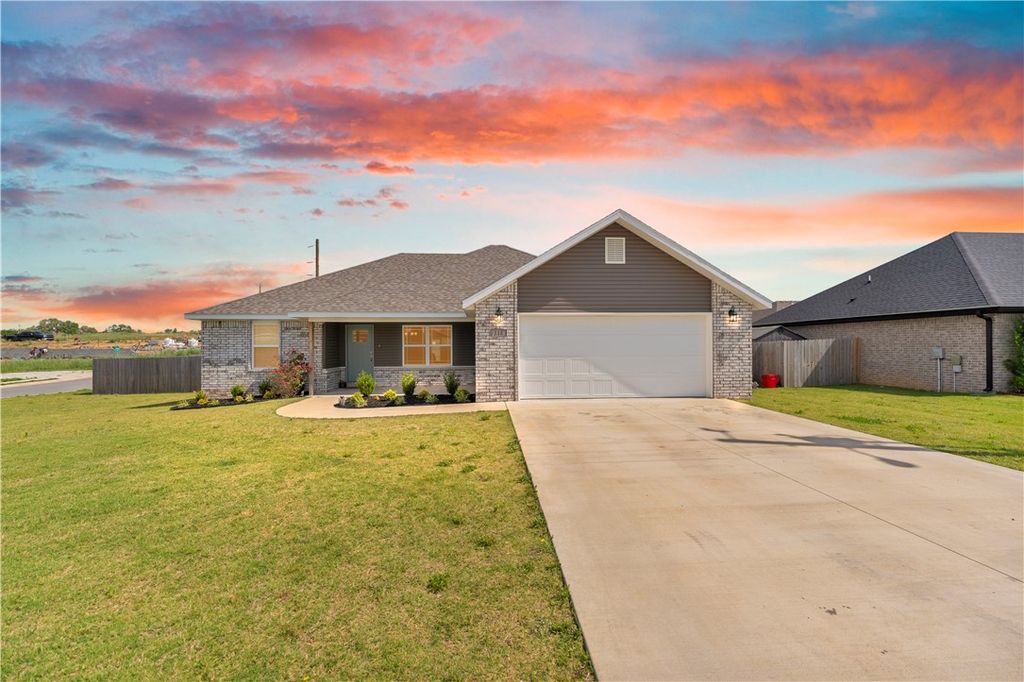 118 Brooke Street, Huntsville, AR 72740