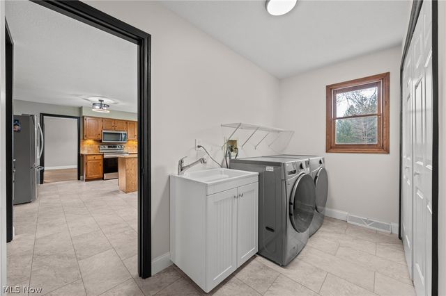 165 Valley Brook Boulevard, Hinckley, OH 44233