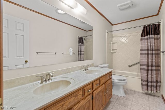 165 Valley Brook Boulevard, Hinckley, OH 44233