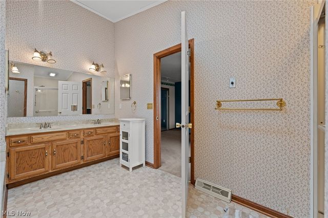 165 Valley Brook Boulevard, Hinckley, OH 44233