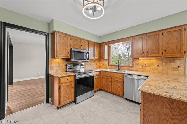 165 Valley Brook Boulevard, Hinckley, OH 44233