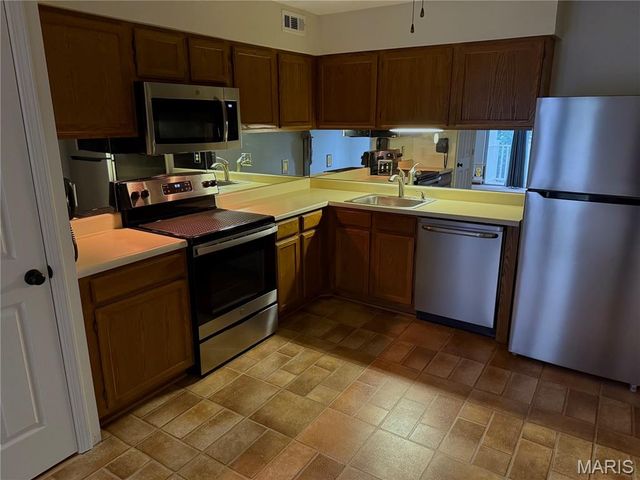 12415 Somerset Place Drive F, Unincorporated, MO 63128