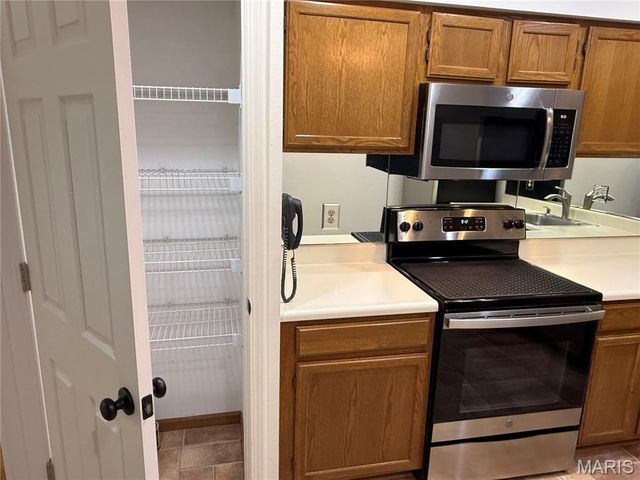 12415 Somerset Place Drive F, Unincorporated, MO 63128