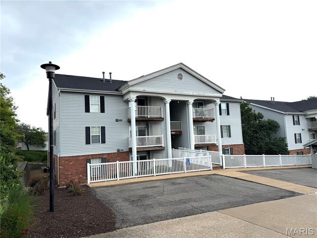 12415 Somerset Place Drive F, Unincorporated, MO 63128