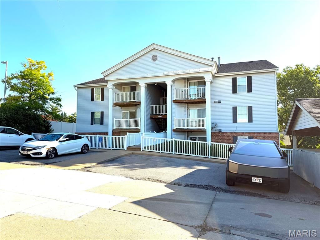 12415 Somerset Place Drive F, Unincorporated, MO 63128