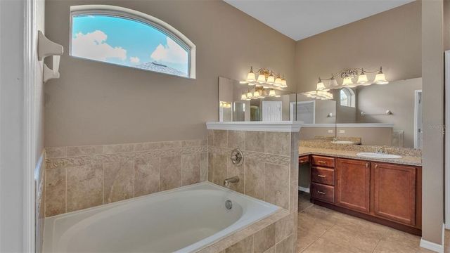 2932 BLACKWATER CREEK DR, Lakeland, FL 33810