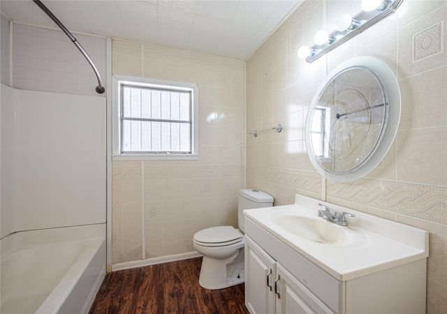 242 W Fannin, La Grange, TX 78945