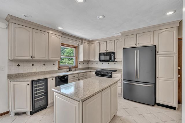 1530 W GEORGE WASHINGTON Boulevard S, Davenport, IA 52804