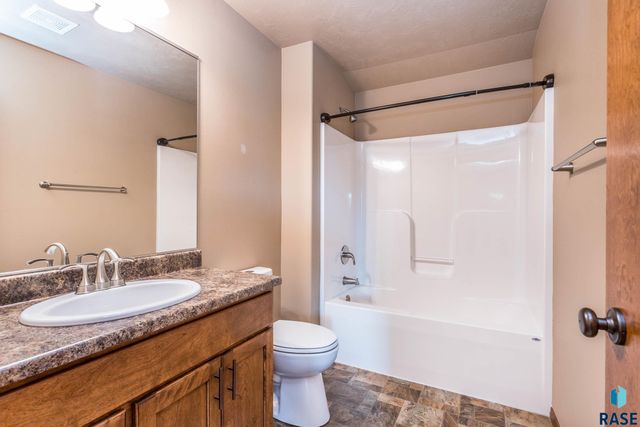 2704 E Tranquility Pl Place, Sioux Falls, SD 57108